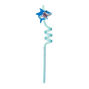 Primer plano detallado de la bonita decoración de tiburón y la pajita de plástico azul espiral.