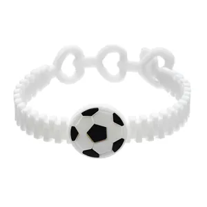 Silikon Fussball Armband Detailansicht, weisses PVC Sport Armband Party Spielzeug Naehe.