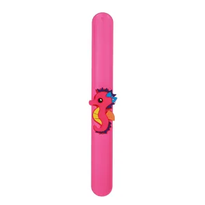 Bracciale schiaffo cavalluccio marino rosa dettaglio, simpatico giocattolo per bambini.