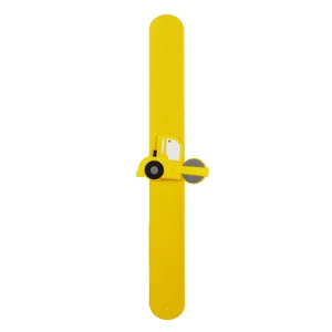 Braccialetto a scatto in silicone giallo con dettaglio di rullo compressore per bambini.