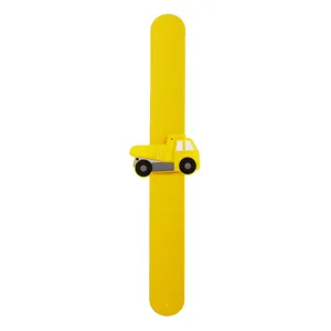 Vista dettagliata di un braccialetto schiaffo con camion, giocattolo in silicone giallo vivace.