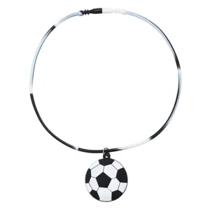 Kinder Sport Fussball Halskette mit schwarz weisser Silikonkordel und PVC Anhanger Detail.