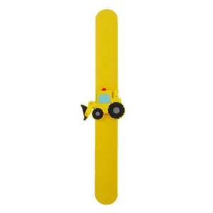 Primo piano di un simpatico braccialetto slap con escavatore giallo giocattolo per bambini.
