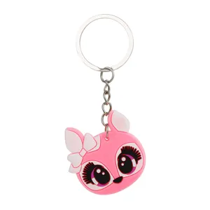 Detailopname van de roze katten-sleutelhanger van zacht PVC met strik en metalen ring.