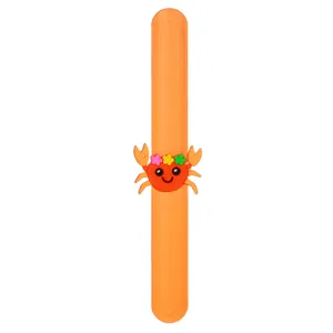 Primo piano dettagliato del braccialetto slap arancione in silicone con un grazioso granchio.