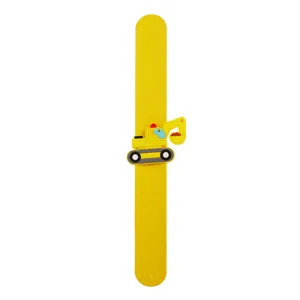 Primo piano dettagliato del bracciale schiaffo escavatore giallo con veicolo da cantiere.