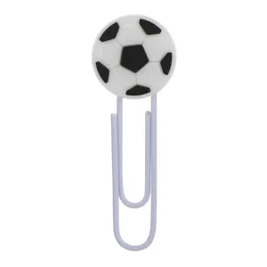 Detailansicht einer kreativen weißen Metallbüroklammer mit einem schwarz-weißen Fußball PVC Anhänger.