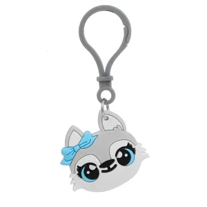 Detailweergave van schattige cartoon dier sleutelhanger, zacht PVC materiaal met blauwe strik.