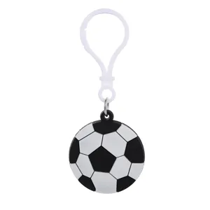 Detailaufnahme des Fußball PVC Weichgummi Schlüsselanhänger Spielzeugs, schwarz-weiß.