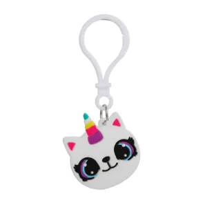 Gedetailleerd overzicht van schattige kat eenhoorn PVC sleutelhanger met plastic haak.