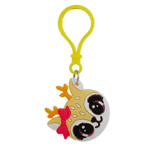 Detailweergave van de schattige cartoon dieren PVC sleutelhanger met gele ring en roze strik.