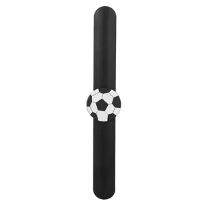 Kinder Fußball Klapparmband Spielzeug, PVC Weichgummi Sport Armband Detailansicht.