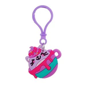 Leuke cartoon kat PVC zacht rubber sleutelhanger, paarse dessert beker sleutelring.