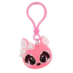 Gedetailleerde close-up van roze katten PVC zacht rubberen sleutelhanger met strik.