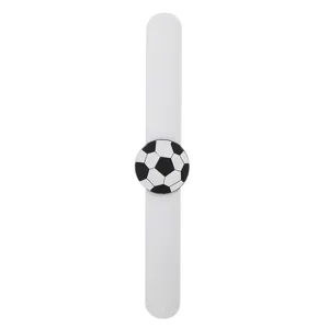 Detailansicht des Kinder Fußball Klapparmbands aus weichem PVC mit Fußball-Anhänger, Party-Spielzeug.