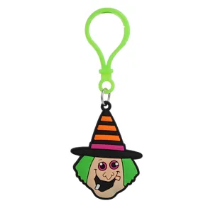 Gedetailleerd close-upzicht van de schattige Halloween heks PVC zacht rubberen sleutelhanger.