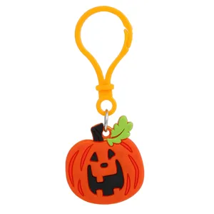 Detailopname van de schattige Halloween pompoen PVC sleutelhanger hanger met haakje.