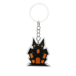Gedetailleerde opname van een zwarte Halloween spookhuis sleutelhanger met oranje ramen.
