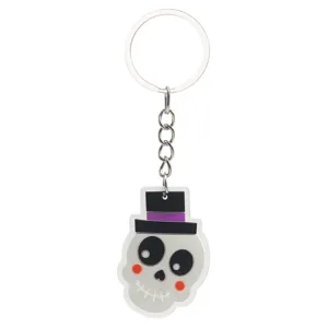 Duidelijke detailopname van de Halloween tekenfilm schedel sleutelhanger met metalen ring.