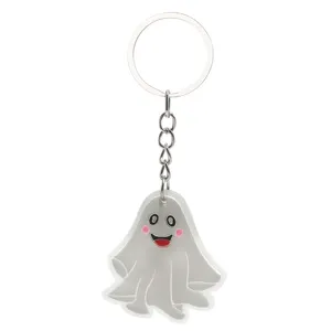 Close-up detail van de schattige spook PVC sleutelhanger met een oplichtende hanger.