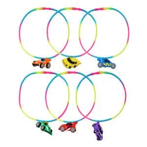 Collares de silicona con autos de carrera para niños, divertido set de joyas de juguete.