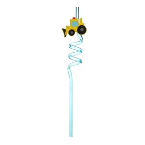 Dettaglio di paglia a spirale blu con simpatico ciondolo escavatore trattore cartone animato.