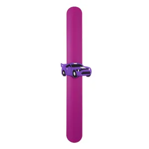 Gros plan du bracelet slap en silicone avec un joli design de voiture de course violette.