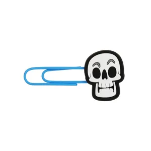 Gedetailleerd uitzicht op schattige Halloween cartoon schedel PVC zacht metalen paperclip.