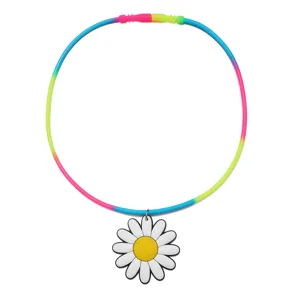 Buntes Silikonschlauch Halskette Detail mit weisser Ganseblumenform Anhanger fur Kinder