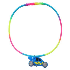 Vista detallada del collar de silicona con colgante de coche de carreras para niños.
