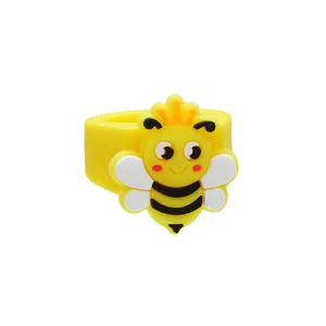 Gros plan détail de la jolie bague abeille en caoutchouc souple PVC pour enfants.