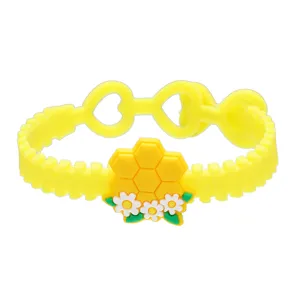 Bracelet enfant en PVC fleur alvéole jaune vue détaillée avec design réglable mignon.