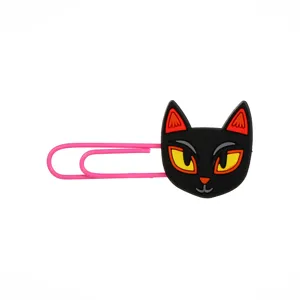 Close-up detail van de schattige zwarte kat PVC paperclip, ideaal briefpapier accessoire.