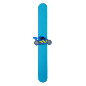 Bracelet slap en silicone avec design de voiture de course, idéal pour cadeaux de fête d'enfants.