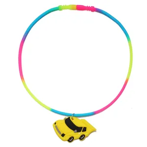 Collar de silicona colorido para niños con colgante de coche de carreras, juguete divertido.