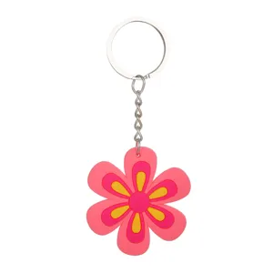 Porte-clés fleur style vintage bohème avec pendentif en caoutchouc PVC souple et anneau.