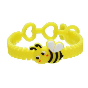 Vue de détail de bracelet en silicone abeille dessin animé mignon avec trous cœur enfants