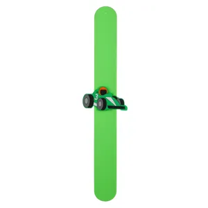 Détail du bracelet slap en silicone vert avec joli pendentif voiture de course 3.