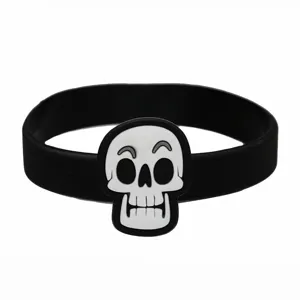 Bracelet en silicone noir avec charm crâne de dessin animé mignon, cadeau d'Halloween idéal.