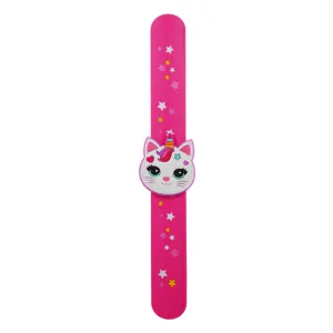 Primo piano dettaglio del bracciale slap in silicone rosa con ciondolo gatto unicorno.