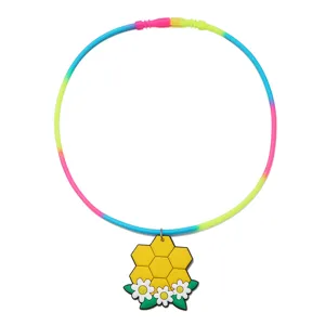 Bunte Silikonschlauch Kette mit süßem Waben und Gänseblümchen Anhänger für Kinder Schmuck.