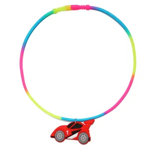 Collar de silicona degradada colorido con lindo colgante de coche rojo, juguete niño.