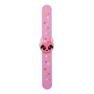 Braccialetto slap in silicone rosa con musetto di animale e motivi di stelle colorate.