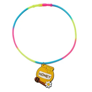 Bunte Silikon-Schlauchhalskette mit süßem Honigtopf-Anhänger für Kinder Cartoon Schmuck.