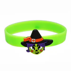 Gros plan detail d'un bracelet en silicone vert d'Halloween sorciere avec charm cartoon.