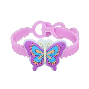 Primo piano del grazioso ciondolo farfalla e dettaglio della chiusura a cuore sul bracciale in PVC.