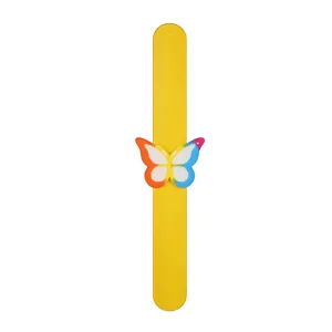 Gros plan détaillé de l'ornement papillon coloré sur le bracelet slap jaune vif pour enfants.