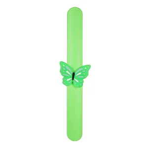 Détail bracelet slap papillon vert, accessoire jouet d'enfant et joli cadeau de poignet.