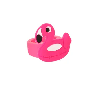 Vista dettagliata dell'anello giocattolo in silicone fenicottero rosa, design carino.