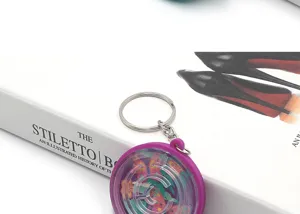 Detailopname van de 3D doolhof sleutelhanger met metalen ring en paarse kunststof behuizing.